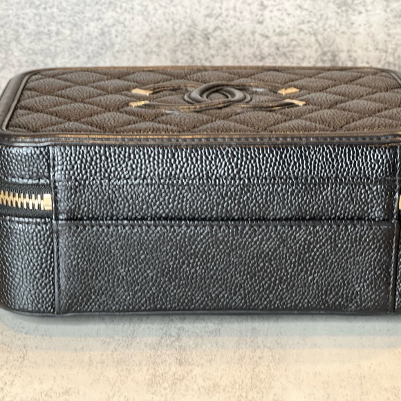 NEW Chanel CC Filigree Medium Vanity Case - Picture 6 of 16